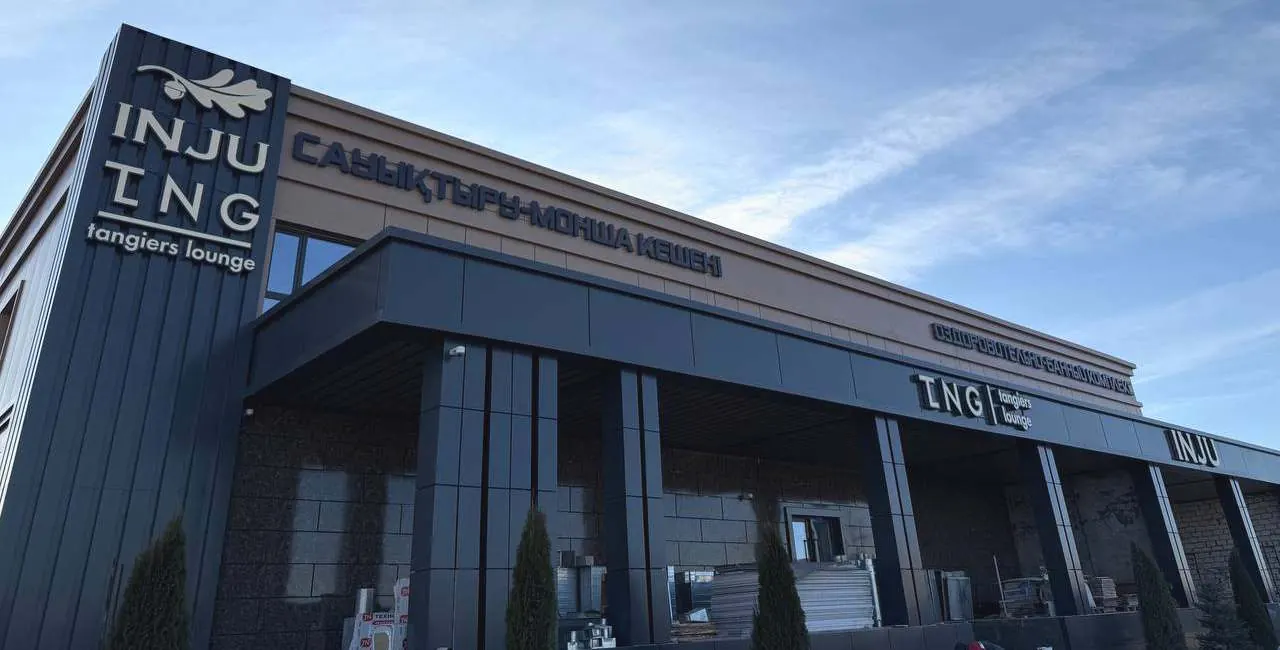 Фасад банного комплекса INJU с вывесками INJU и TNG tangiers lounge